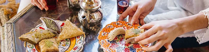 Représentation de la vie quotidienne au Maroc influencée par la religion, les coutumes et les traditions locales.