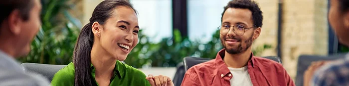 étiquette marocaine Exemple de salutations marocaines respectueuses comme « As-salāmu alaykum » dans un contexte social authentique.