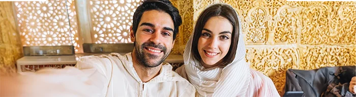 Illustration des tenues vestimentaires recommandées pour hommes et femmes dans les lieux publics et culturels au Maroc.